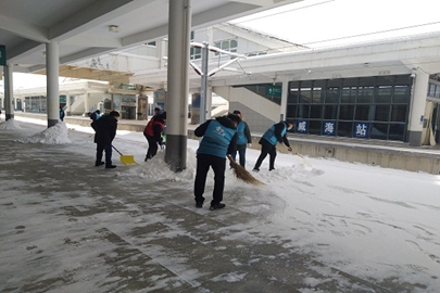 “铲雪除冰 温暖护行” 威海市交通运输局组织开展威海站清雪除冰志愿服务活动
