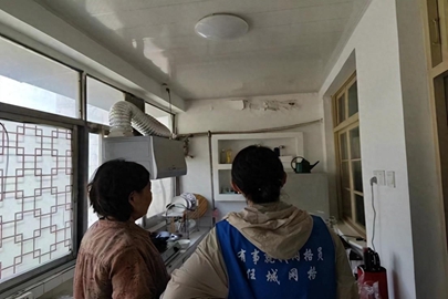 济宁：任城区古槐街道西门社区网格员助力解决居民天花板渗水问题