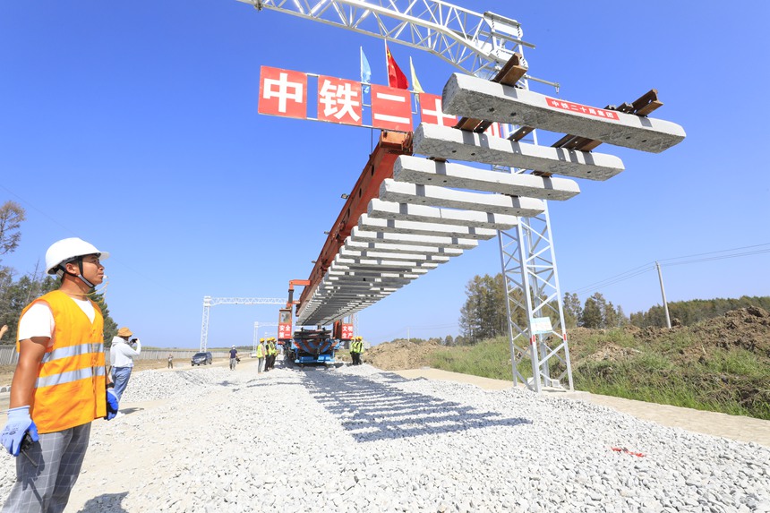 最东端快速铁路改造工程佳鹤铁路开始铺轨(图1)